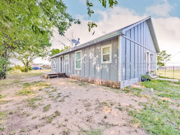 709 W Live Oak St, Alvord, TX 76225