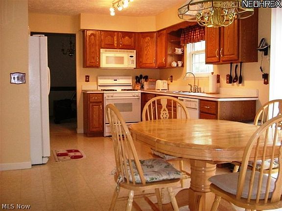 3rd image of 814 Fronek Dr