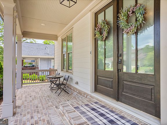 3rd image of 518 Oak Dr