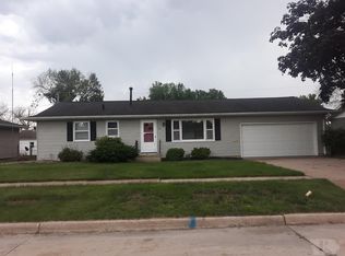 111 Greenbrier Dr, Burlington, IA 52601