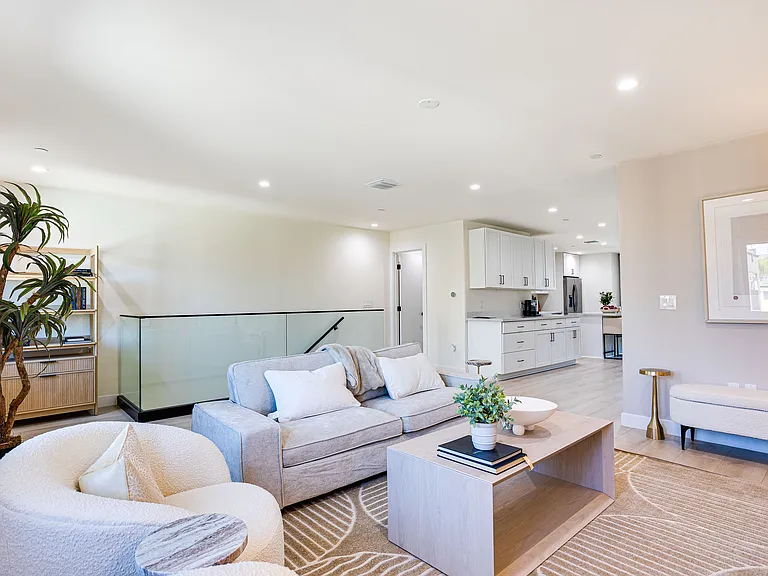 1020 S Mollison Ave — Photo 15