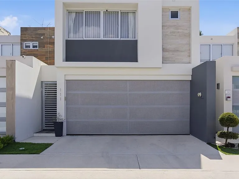 111 Calle 3 — Photo 1