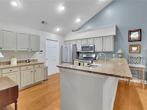3rd image of 2947 Oakside Cir
