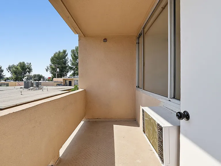 Encino Country Club Apartments — Photo 111