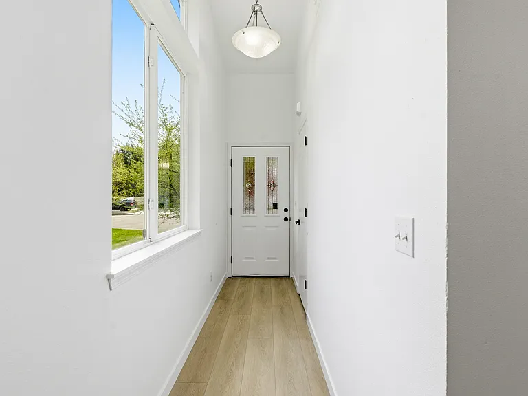 4604 20th Way NE — Photo 2