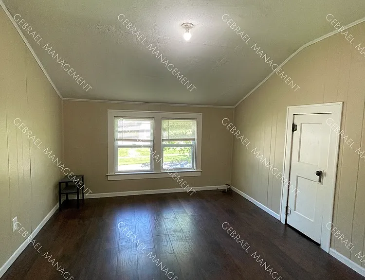916 Perry St — Photo 10