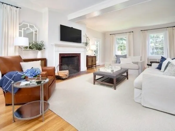 1 Squirrel Hill Ln, Hingham, MA 02043