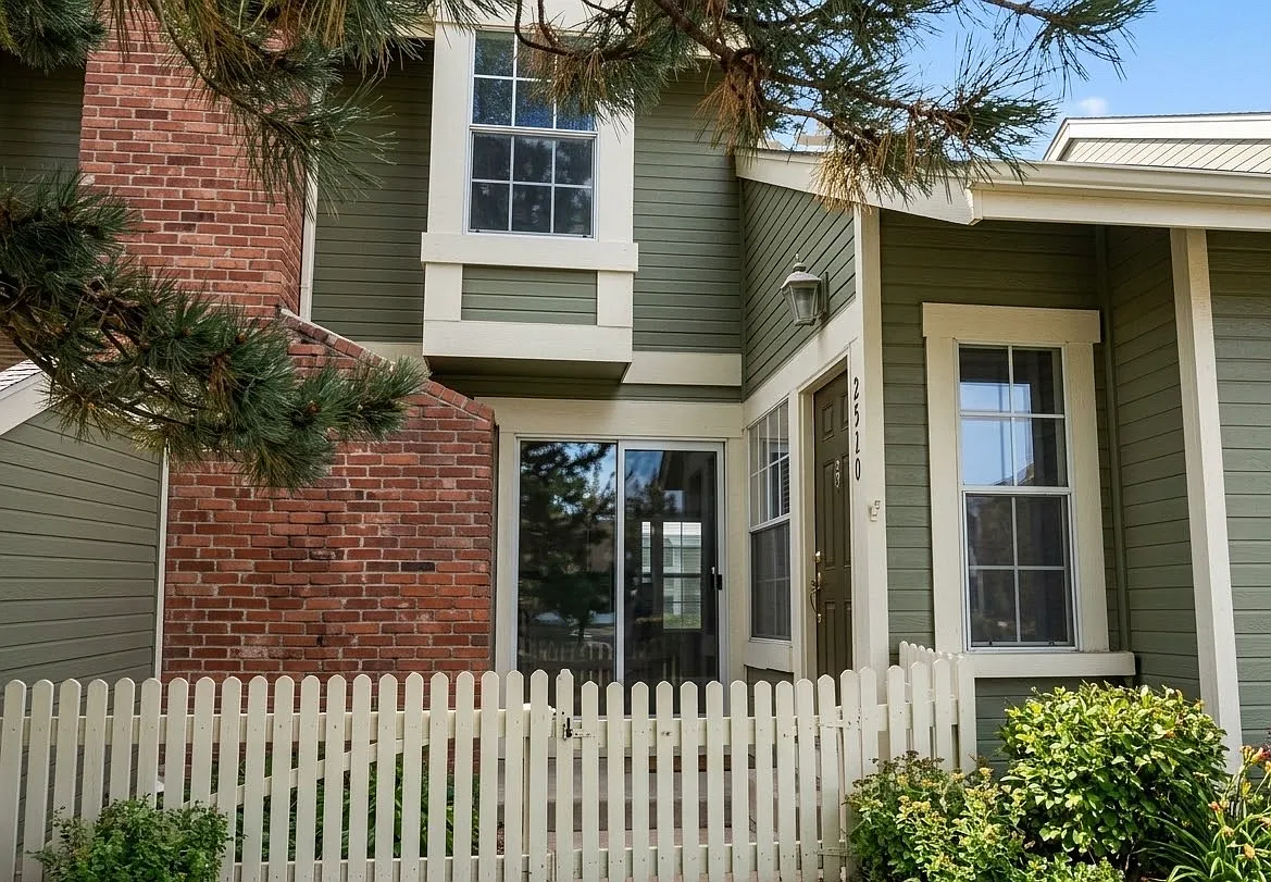 2 bed, 996 sqft, $2,100 — Photo 1