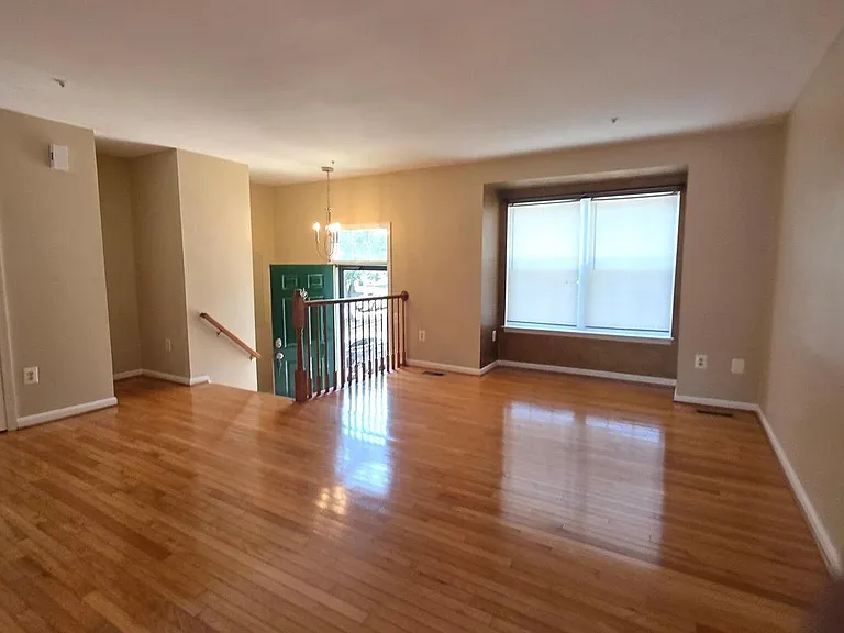 940 Newington Ct — Photo 4