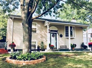 423 E Maple Dr, Glenwood, IL 60425