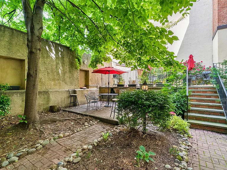 Clinton Court — Photo 7