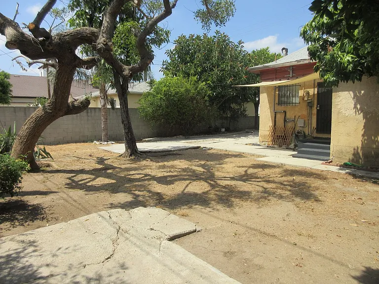 1116 N O'Melveny Ave — Photo 17