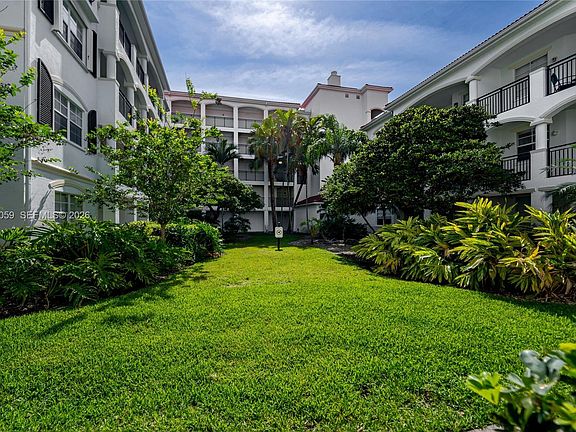 5th image of 3245 NE 184th St APT 13109