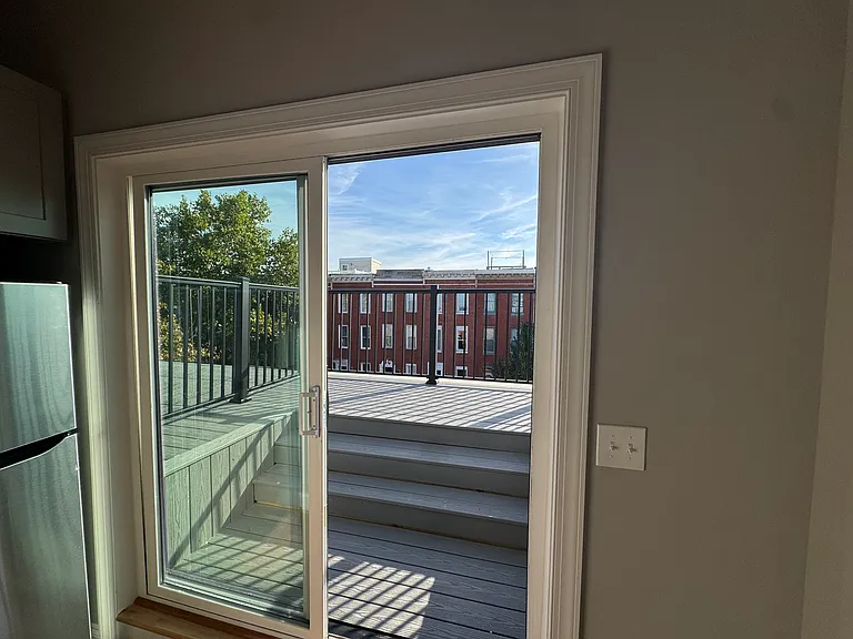 Slider Front Balcony/Full Refrigerator 3rd Floor