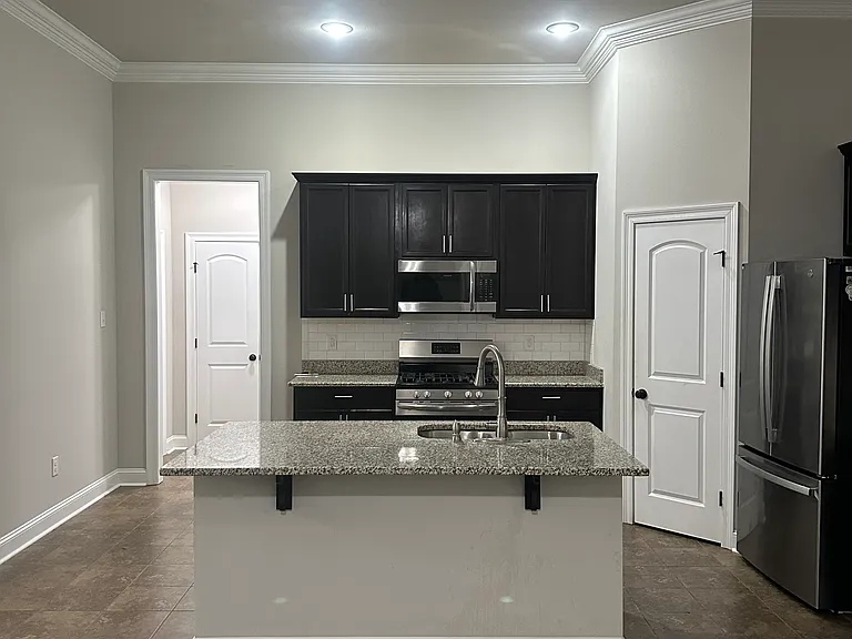 215 Hutton Ln — Photo 3