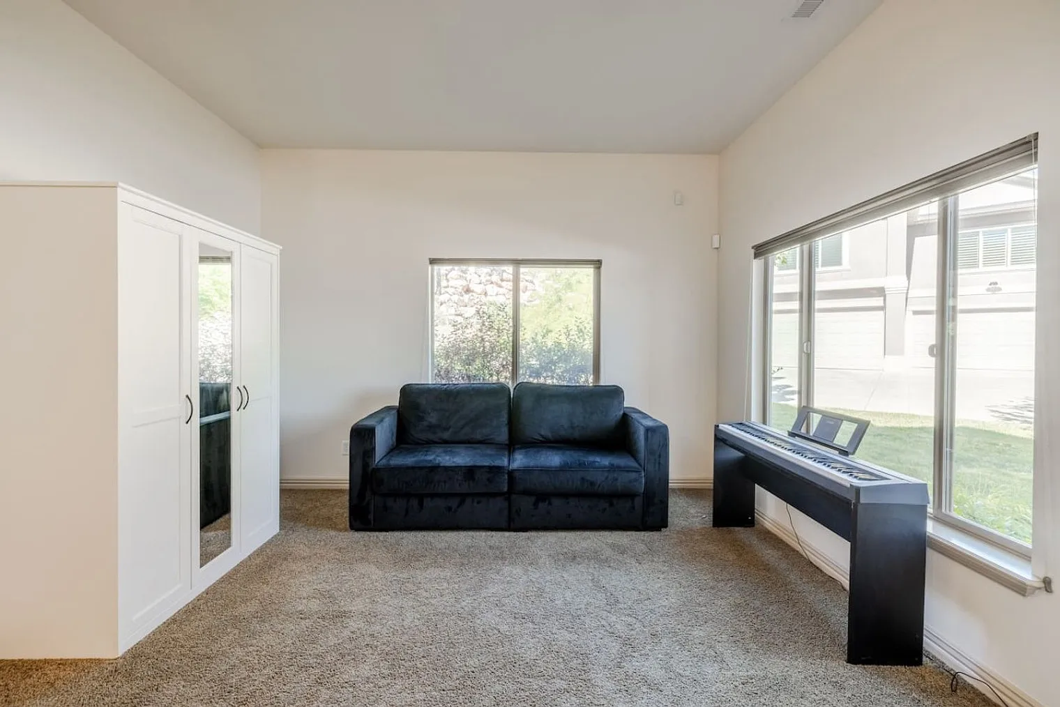 2 bed, 1.0 bath, 3326 sqft, $2,105 — Photo 2