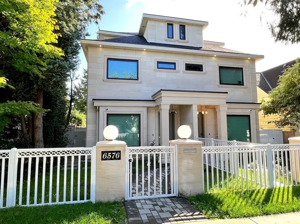 6576 Yew St, Vancouver, BC V6P 5V9