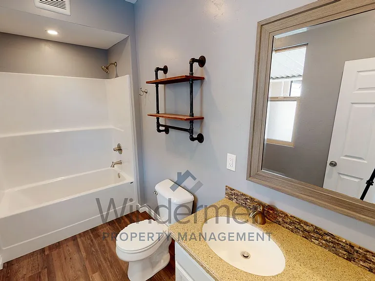 430 E Oak St — Photo 13