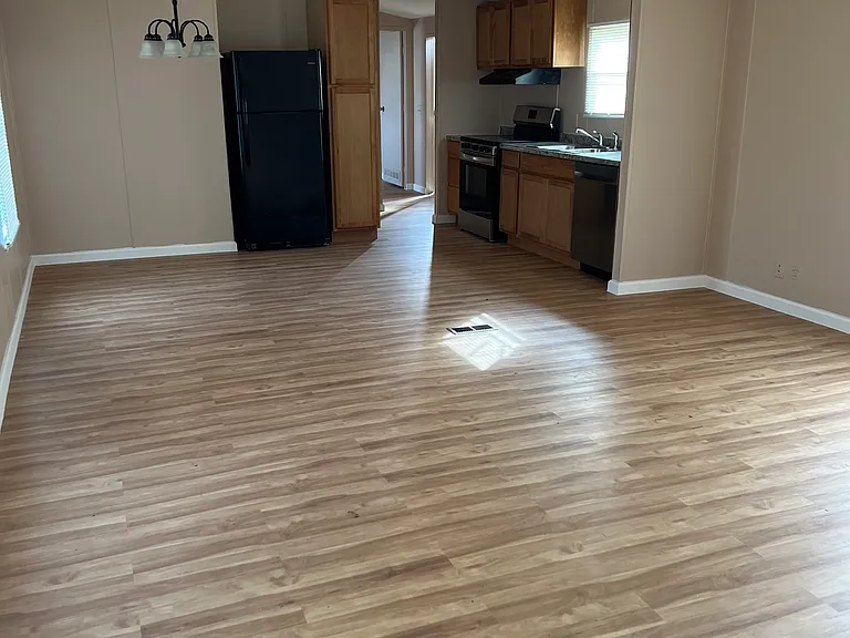11623 Adel Rd — Photo 2