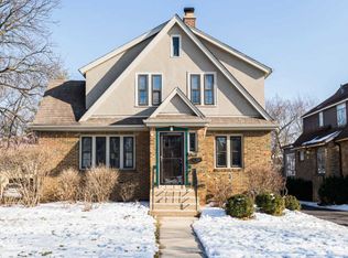 151 Crest Rd, Glen Ellyn, IL 60137