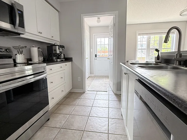 69 Selkirk Dr — Photo 10