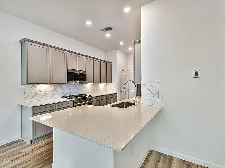 678 Royal Arch — Photo 11