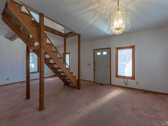 3rd image of 114 W Kirwin Ave
