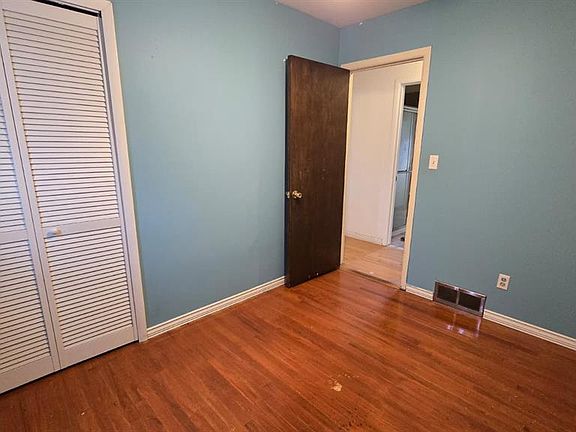 4th image of 5202 Busch Ave