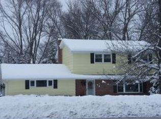 607 Fieldcrest Dr, Neenah, WI 54956