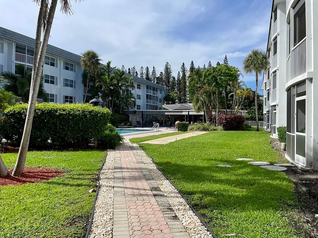 800 E Camino Real — Photo 2