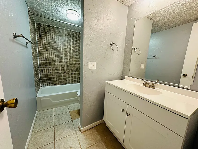 6034 Nw Expy #B — Photo 11