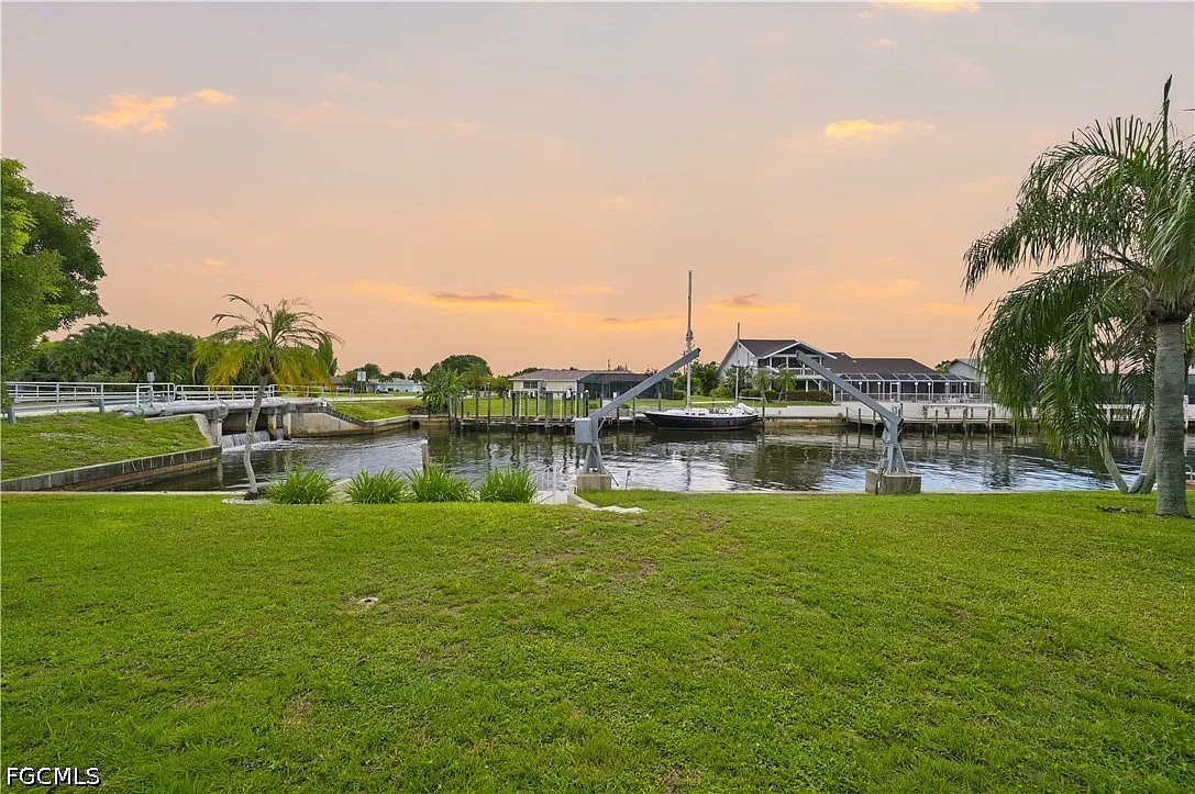 3 bed, 2.0 bath, 1527 sqft, $2,600 — Photo 3