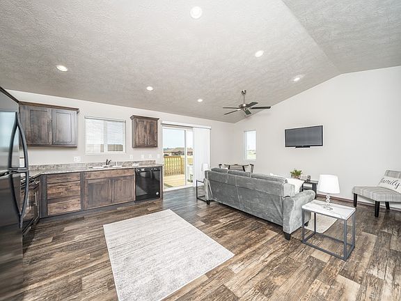 4th image of 202 W Elm St #2