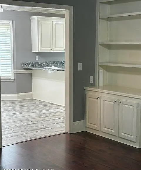 1042 N Azalea Dr — Photo 6