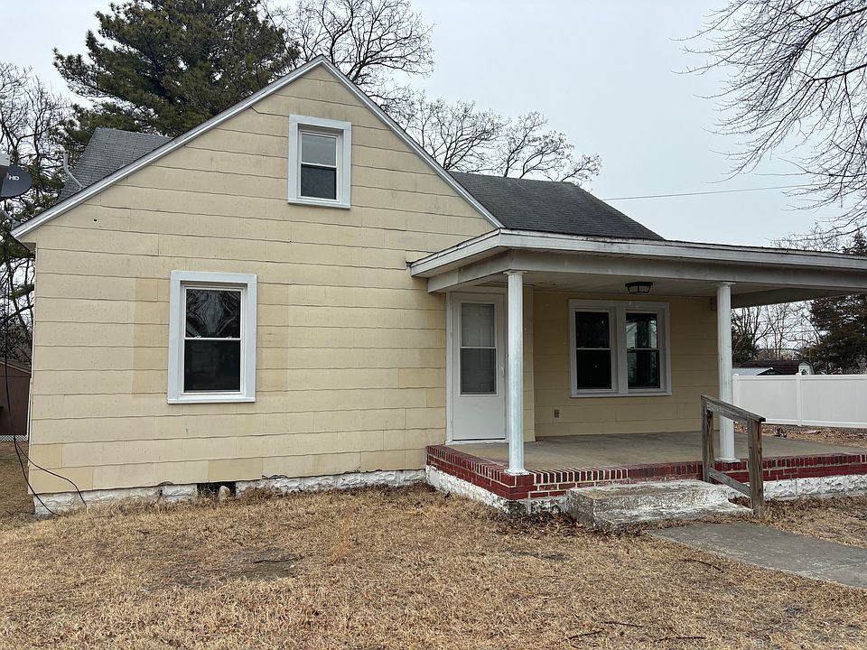 1st image of 415 S Park Dr