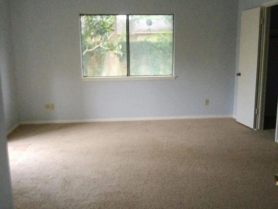 1st image of 15914 Hickory Knoll Dr