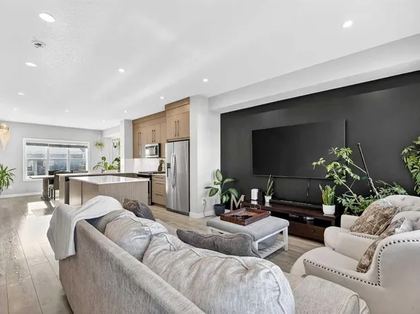 472 W Lakeview Dr, Chestermere, AB T1X 2A4