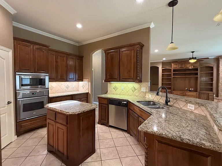 2207 Canterbury Dr — Photo 14