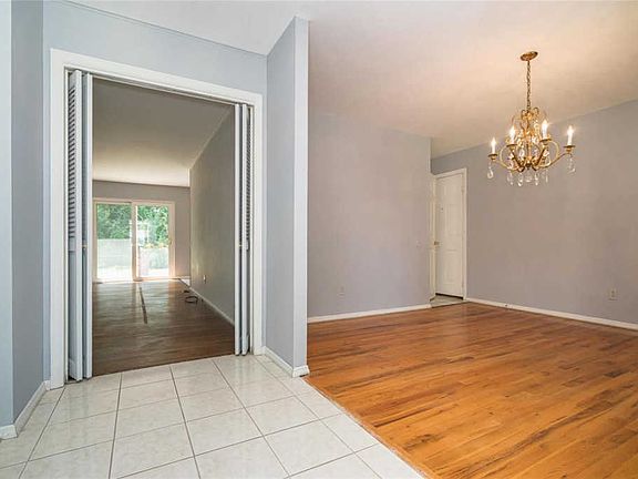 4th image of 11712 Holly Springs Dr