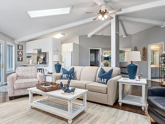 4th image of 290 Spring Cir