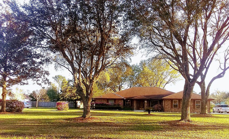 1st image of 127 Vintage Ln
