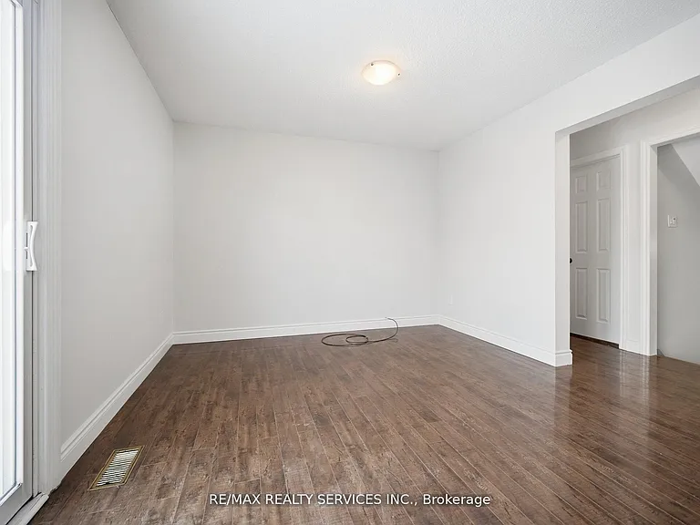 8 Deerpark Cres S #LOWER — Photo 15