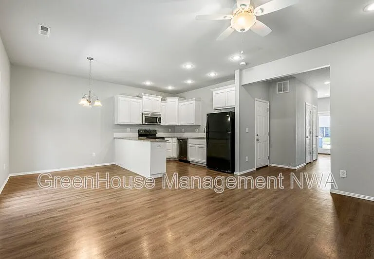 820 Baker St NW — Photo 9