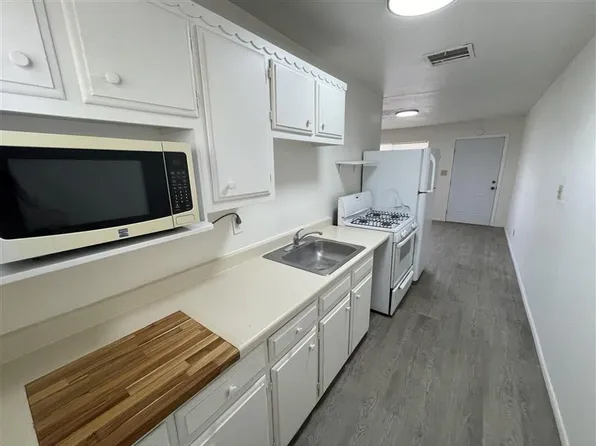 Renovated 1 Bedroom w/ All Utilities Included - 1 Block to UNM, 1914 Gold Ave SE #2, Albuquerque, NM 87106