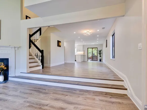 18 Marina Ky #18, Secaucus, NJ 07094
