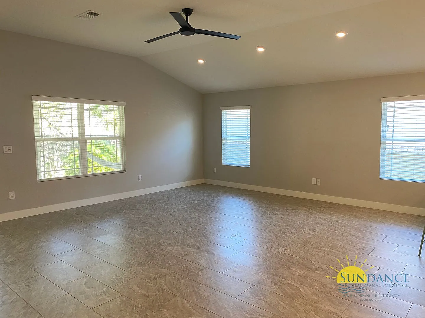 Stunning 3 Bedroom Home in Navarre — Photo 3