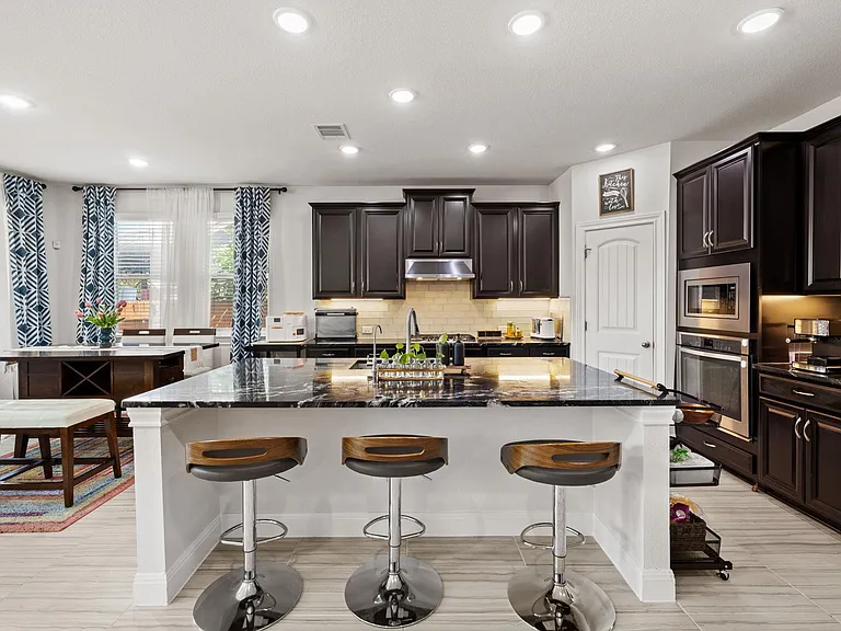 724 Pioneer Grv — Photo 9
