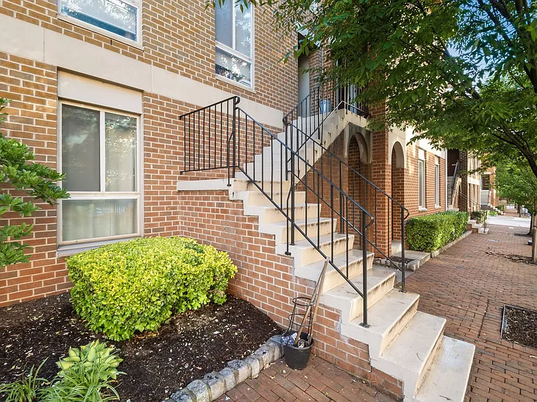 642 S Charles St #R22 — Photo 2