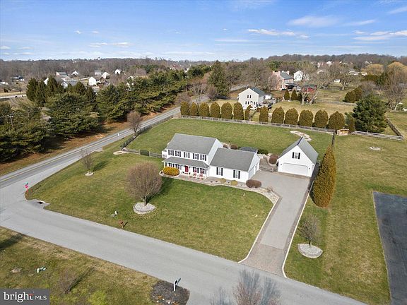 3rd image of 224 Darlington Cir