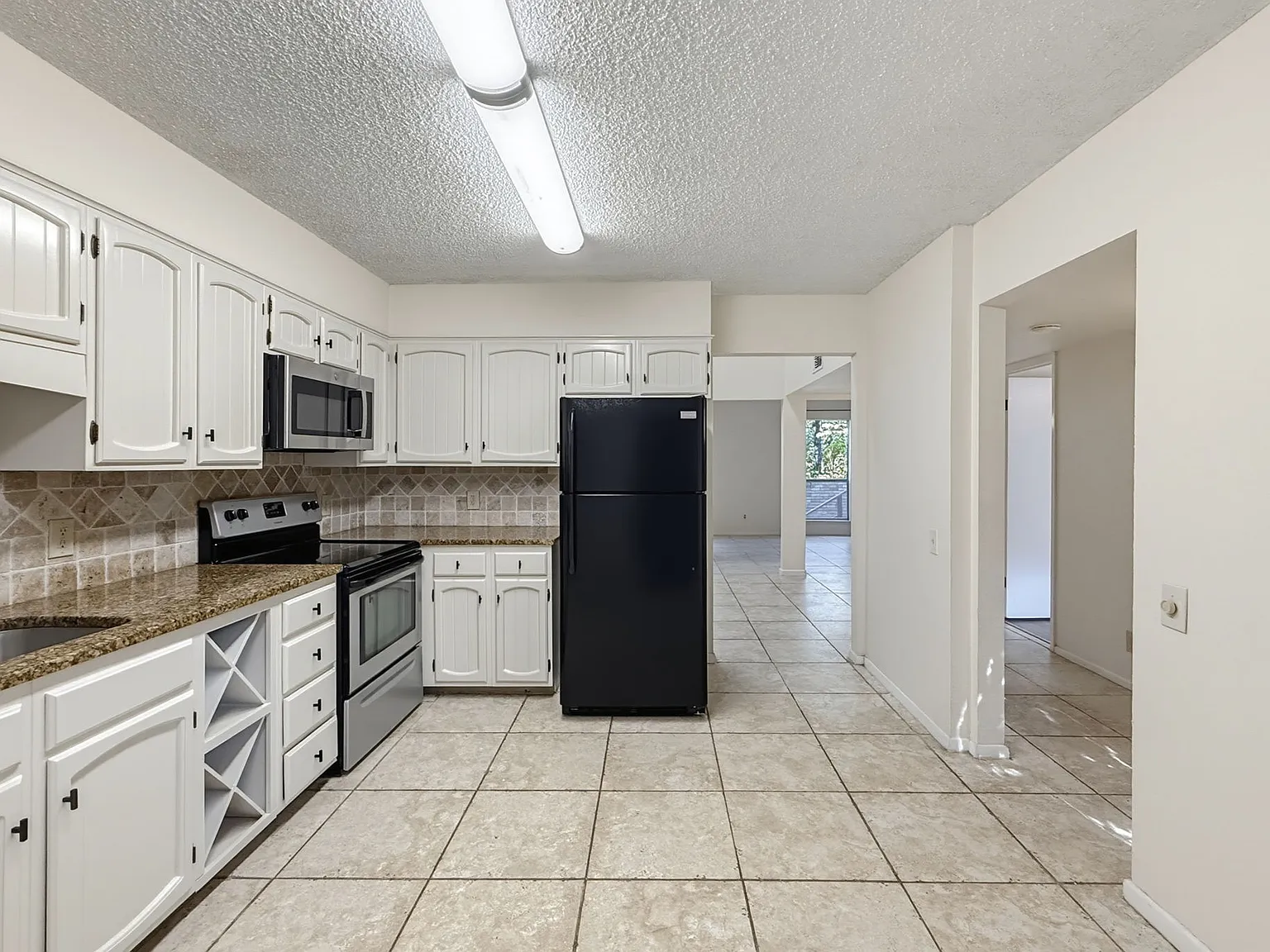 3 bed, 2.5 bath, 1946 sqft, $2,200 — Photo 2